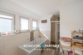 NEUER PREIS | Schwanewede - Saniertes Einfamilienhaus mit tollem Garten und Garage in Sackgassenlage - S&P | Badezimmer im Obergeschoss