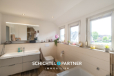 NEUER PREIS | Schwanewede - Saniertes Einfamilienhaus mit tollem Garten und Garage in Sackgassenlage - S&P | Badezimmer im Obergeschoss